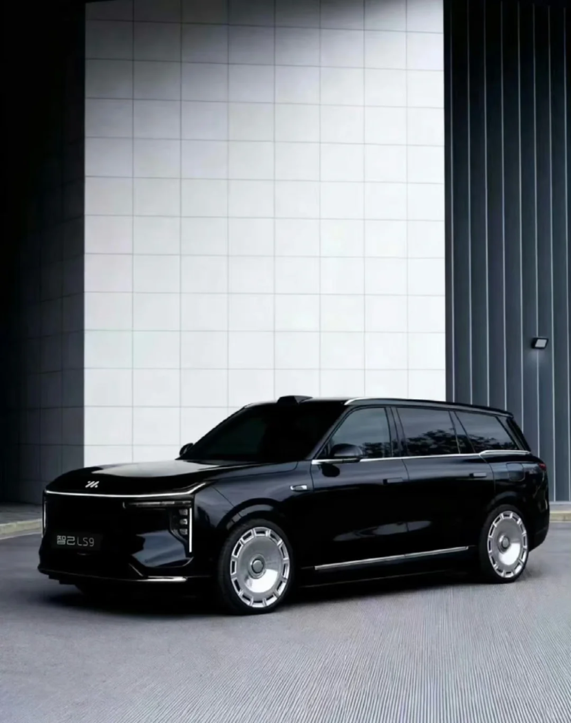 野奢户外套装首发！智己LS9：徒步骑行爱好者的“移动补给站”