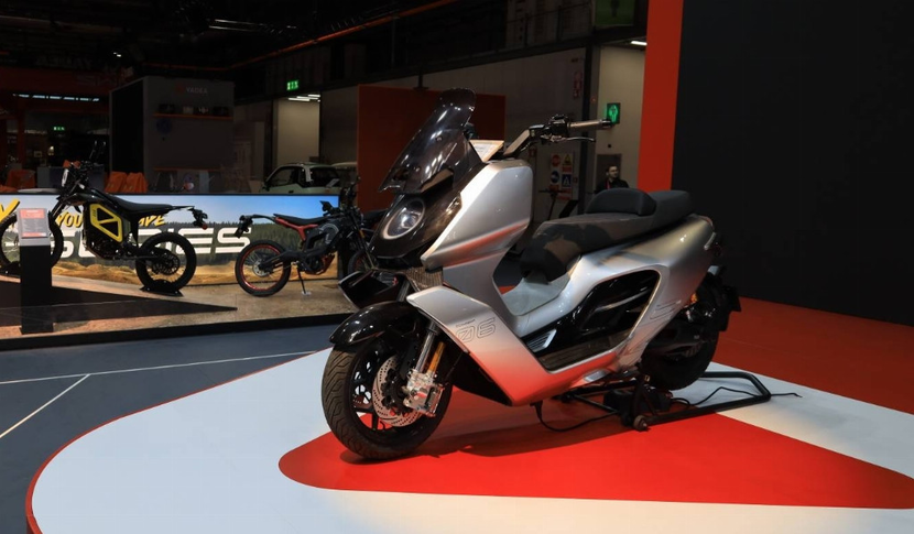 国产之光炸场米兰！2025小牛概念神车有多炫？