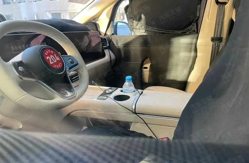 智界V9内饰谍照首曝！前排配三连屏，二排座椅豪横